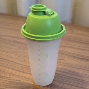 Tupperware Green Quick Shake